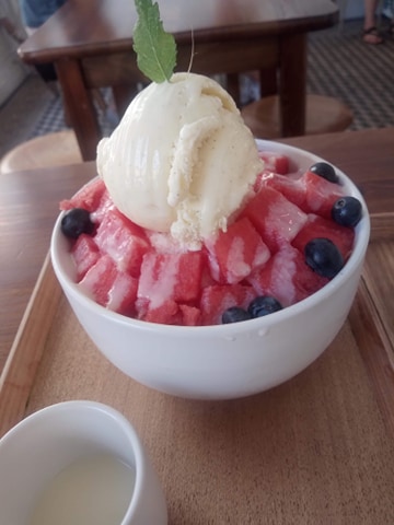 binsu pastèque myrtille menthe lait concentré sucré glace vanille feuille menthe nourriture dessert coréen spécialité coréenne café à paris plus 82 plateau table en bois