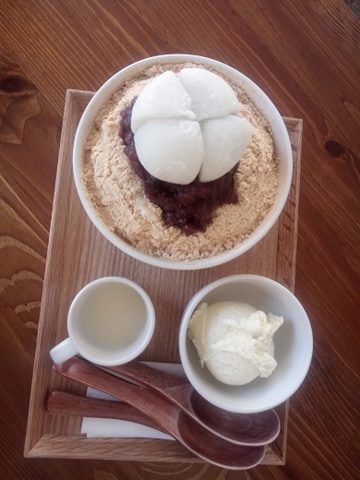 patbingsu traditionnel dessert glacé corée haricots rouges mochi glacé vanille batbingsu café coréen à Paris +82 glace vanille lait concentré