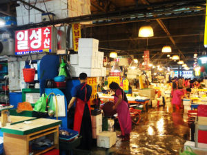 marché authentique idée de visite en Corée du sud à Séoul poisson frais découverte de la cuisine coréenne